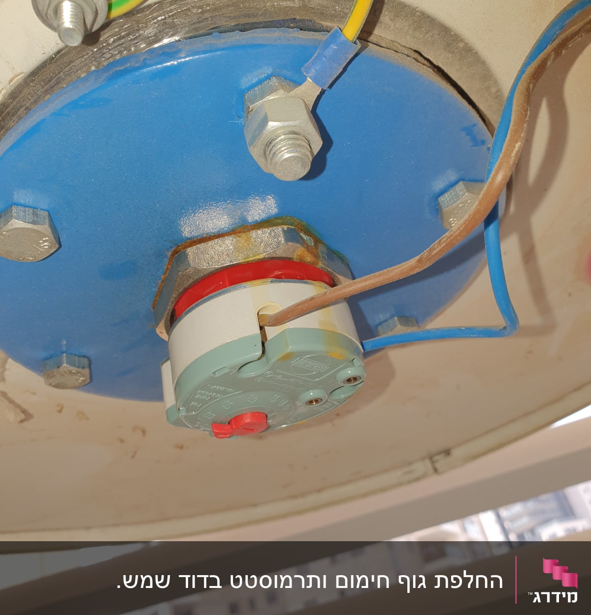 חיבורים חשמליים על דוד שמש עם ברגים וכבלים